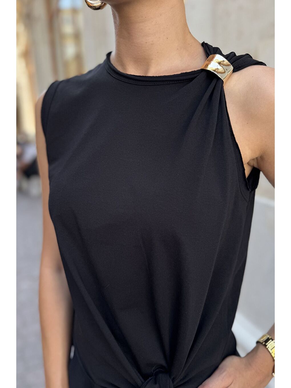 Siyah Ön Bağlamalı Omuz Tokalı Kadın Bluz-3