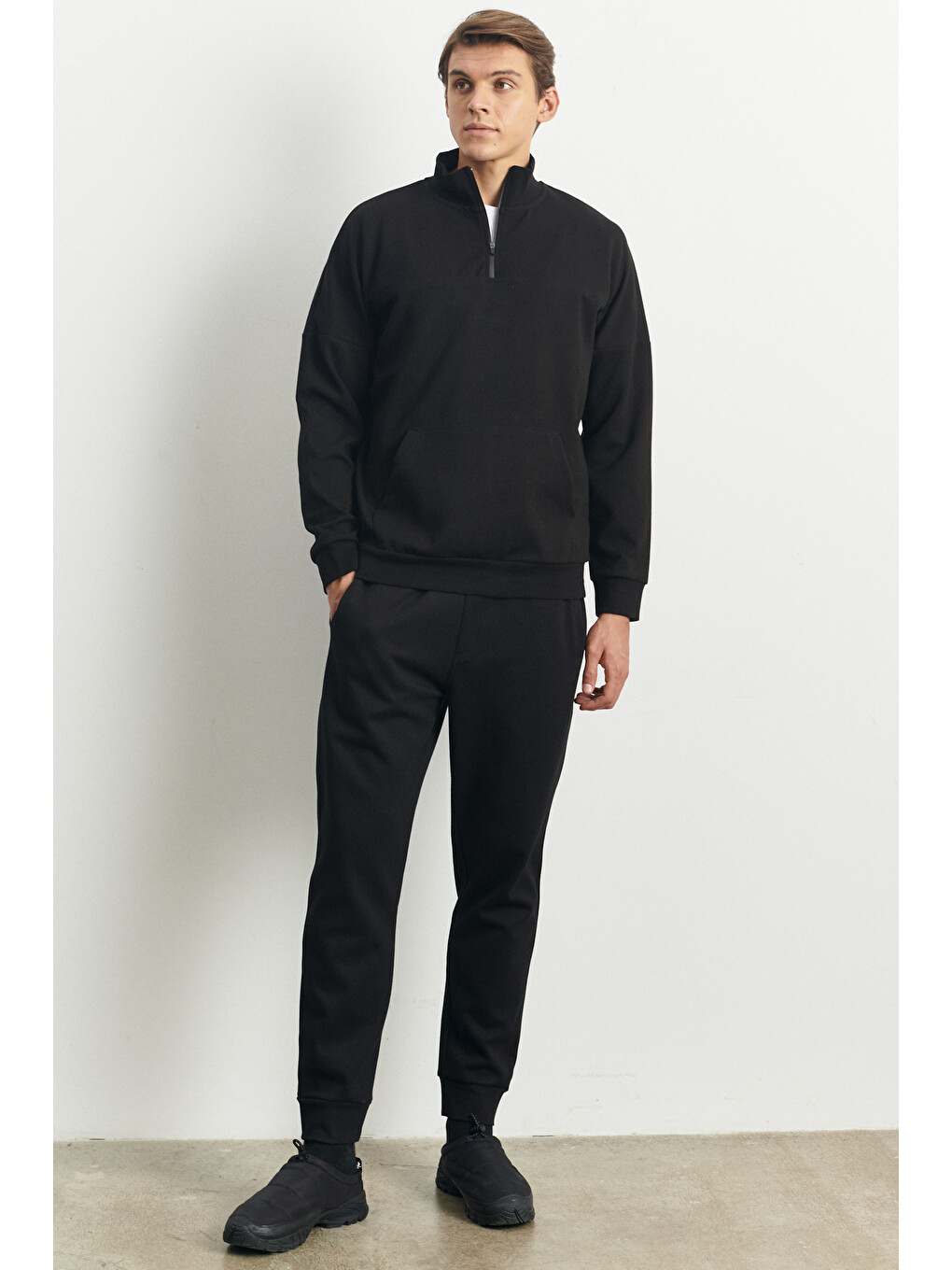 Erkek Siyah Standart Fit Normal Kesim Bato Yaka Fermuarlı Kanguru Cepli Sweatshirt-1