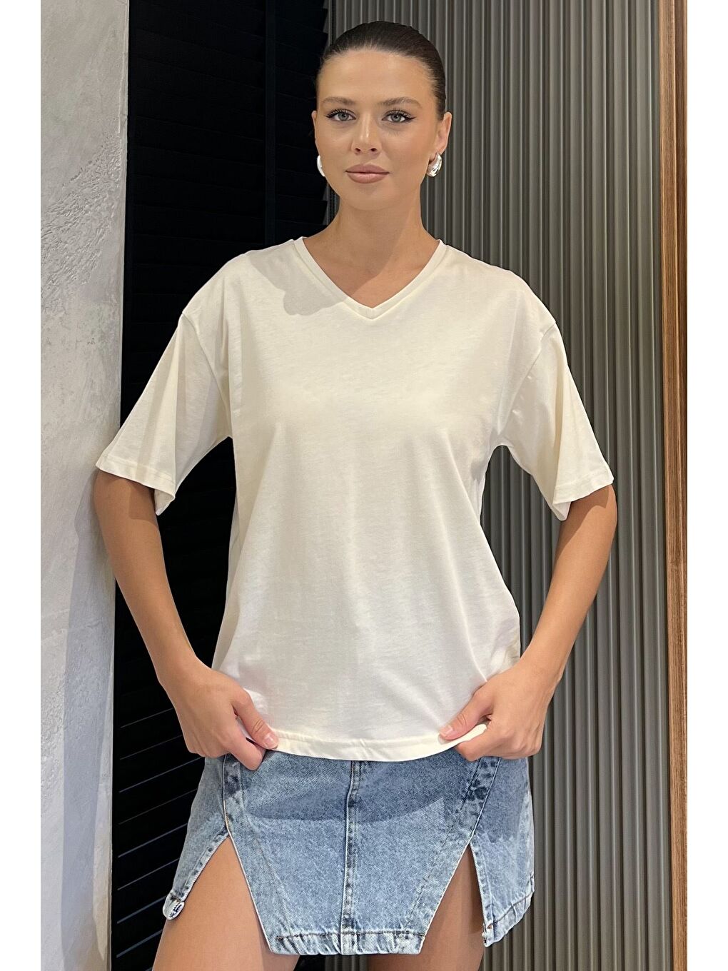Ekru V Yaka Basıc Tişört-1