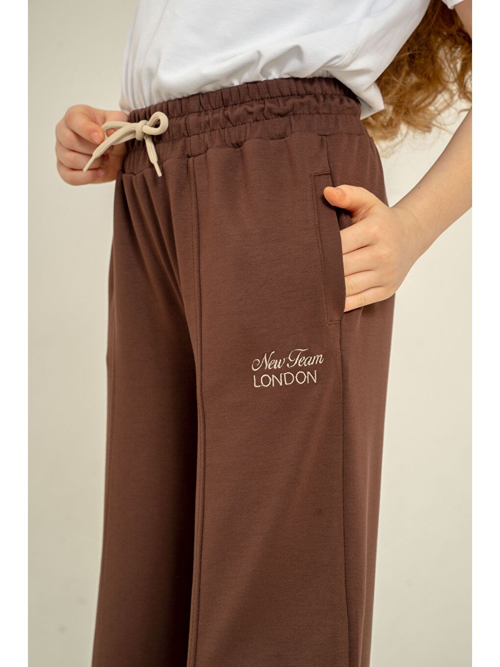 Kahverengi New Team London Nakışlı Yumuşak Dokulu - Comfort Kumaş Kız Çocuk Eşofman Altı-4