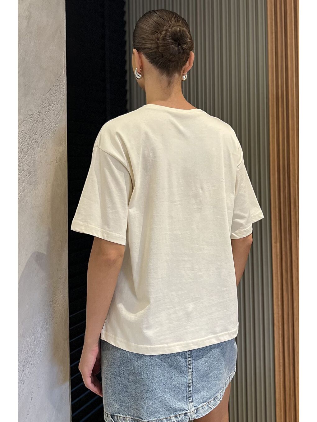 Ekru V Yaka Basıc Tişört-2