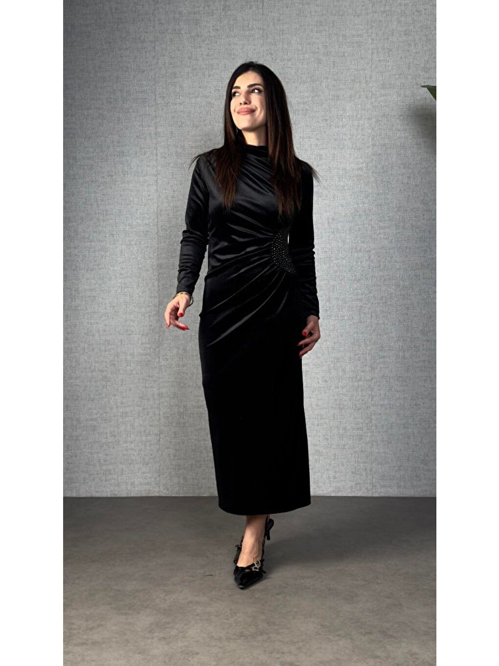 Siyah Kadı Uzun Kollu Omuzdan Büzgülü Yandan Taş Detaylı Uzun Kadife Elbise