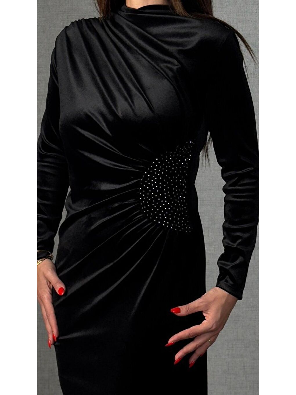 Siyah Kadı Uzun Kollu Omuzdan Büzgülü Yandan Taş Detaylı Uzun Kadife Elbise-1