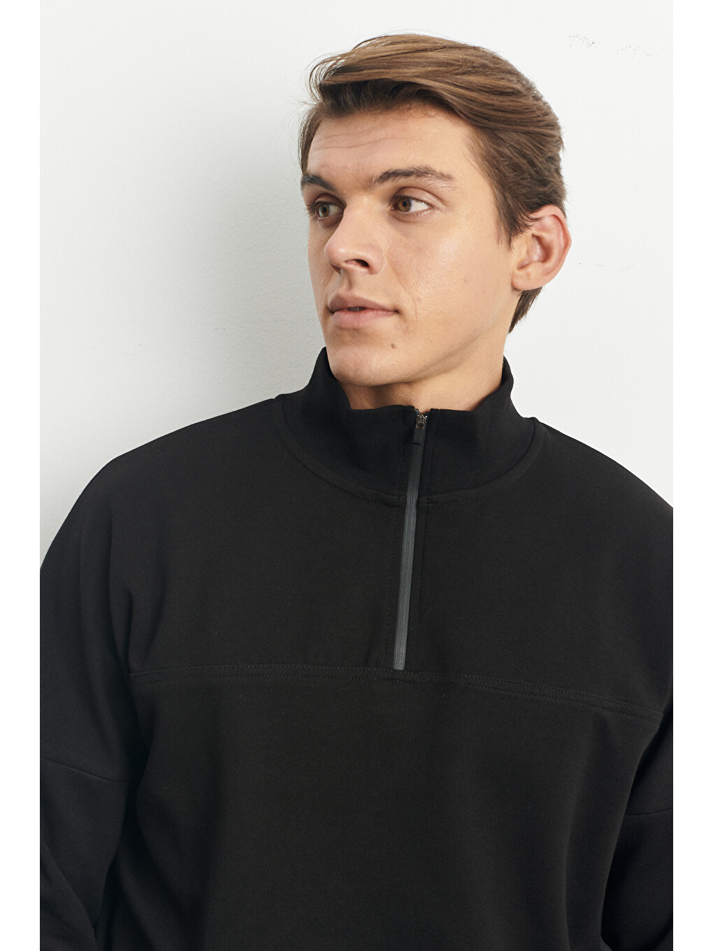 Erkek Siyah Standart Fit Normal Kesim Bato Yaka Fermuarlı Kanguru Cepli Sweatshirt-2