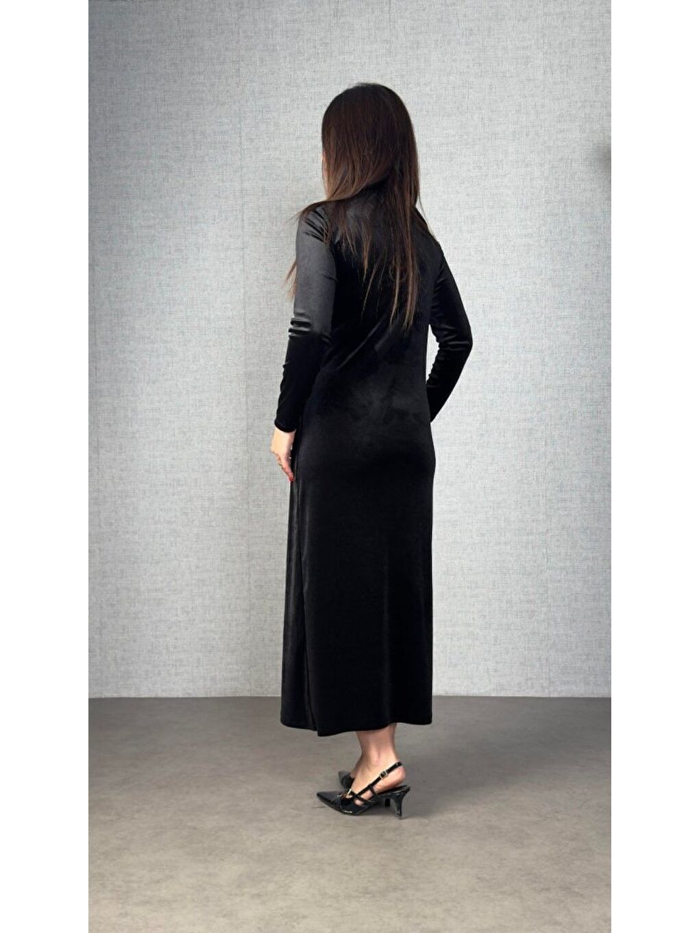 Siyah Kadı Uzun Kollu Omuzdan Büzgülü Yandan Taş Detaylı Uzun Kadife Elbise-3