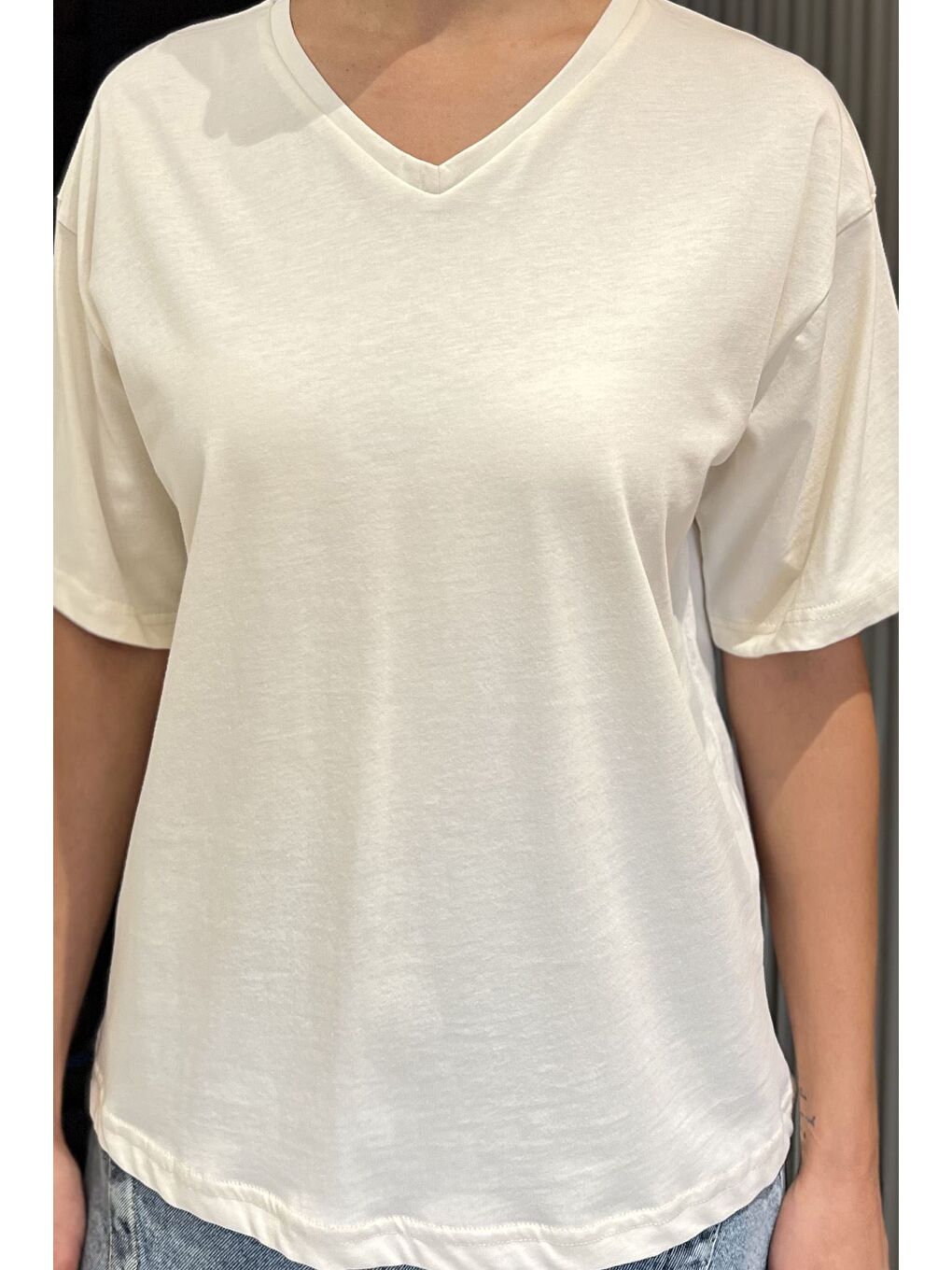 Ekru V Yaka Basıc Tişört-3