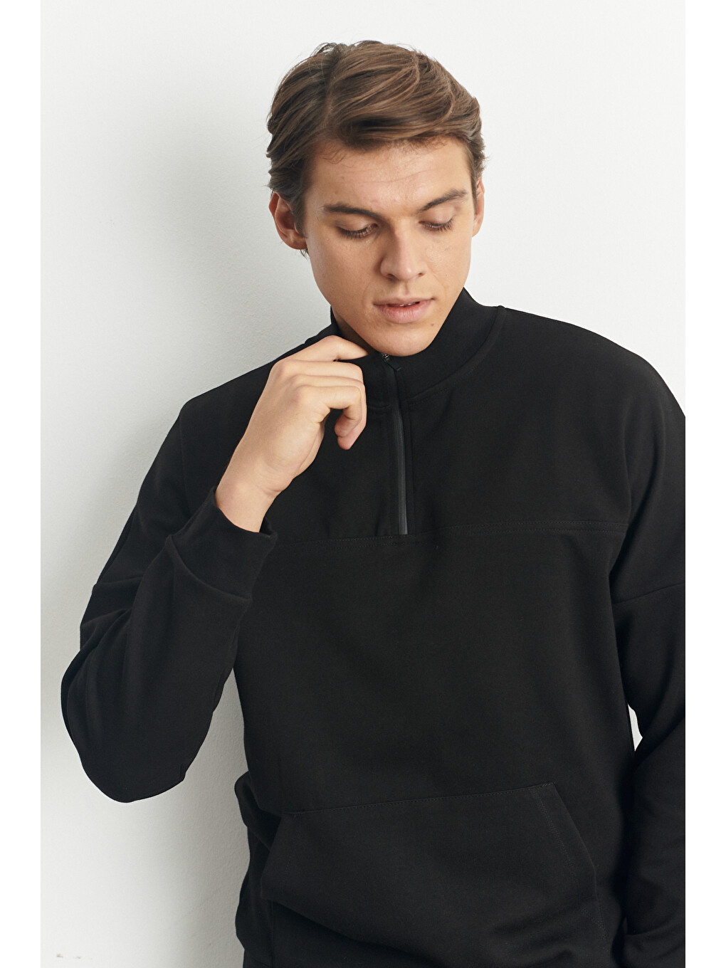 Erkek Siyah Standart Fit Normal Kesim Bato Yaka Fermuarlı Kanguru Cepli Sweatshirt-3