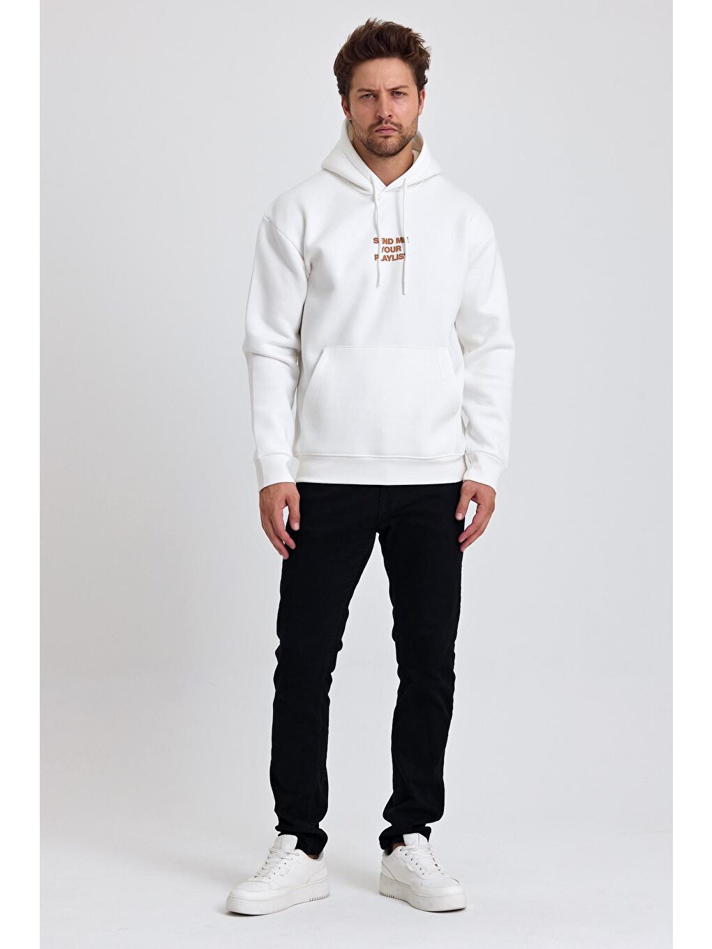 Tarz Cool Beyaz Erkek Yumusaçık Kumaşlı Kapüşonlu Kordonlu Regular Fit Nakışlı Sweatshirt