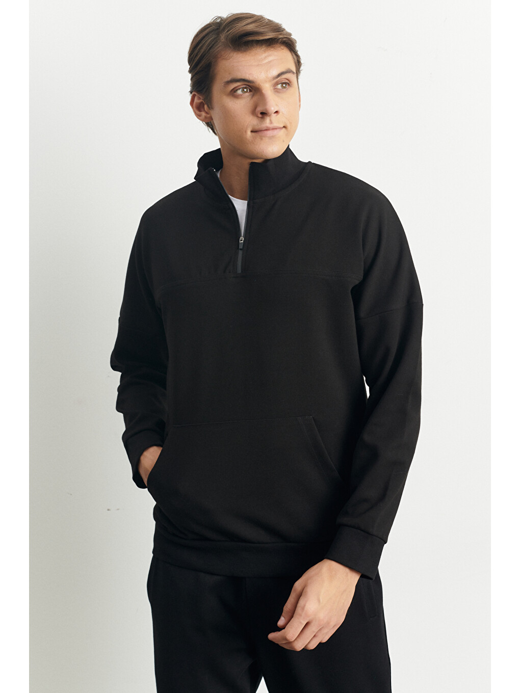 Erkek Siyah Standart Fit Normal Kesim Bato Yaka Fermuarlı Kanguru Cepli Sweatshirt-5