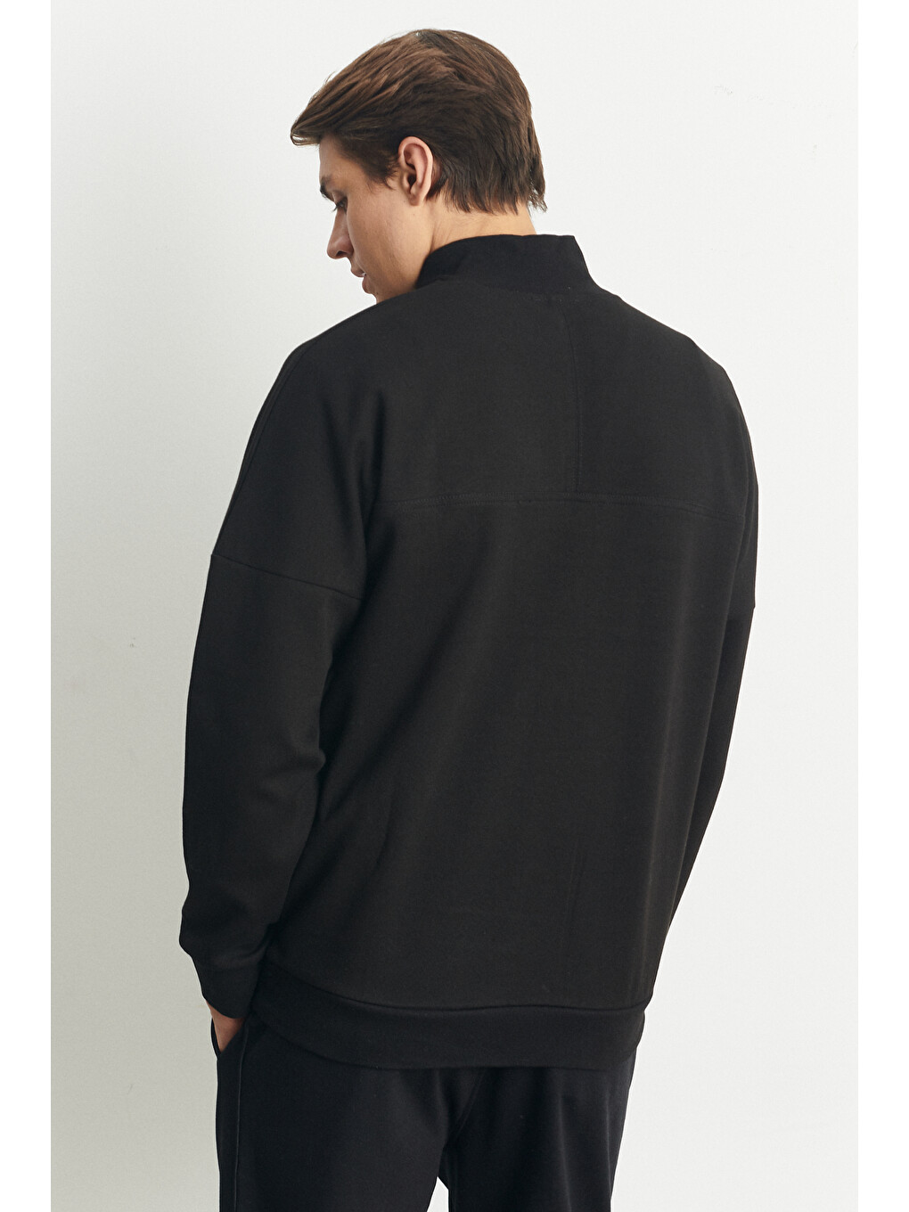 Erkek Siyah Standart Fit Normal Kesim Bato Yaka Fermuarlı Kanguru Cepli Sweatshirt-6