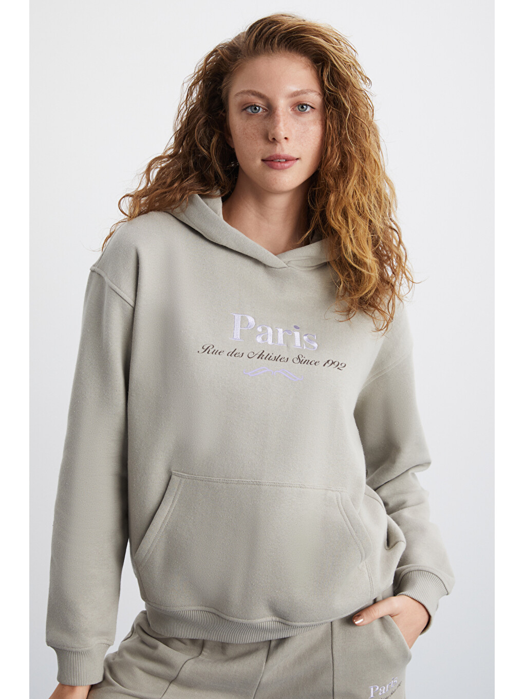 Nılsa Kadın Nakış Detaylı Organik Pamuk Şehir Temalı Regular Kapüşonlu Bej Sweatshirt