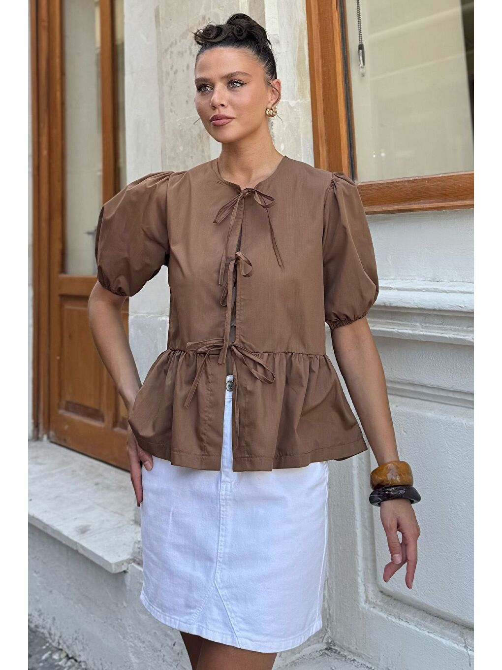 Kahverengi Kadın Ön Bağlama Detaylı Fırfırlı Kol Lastikli Bluz
