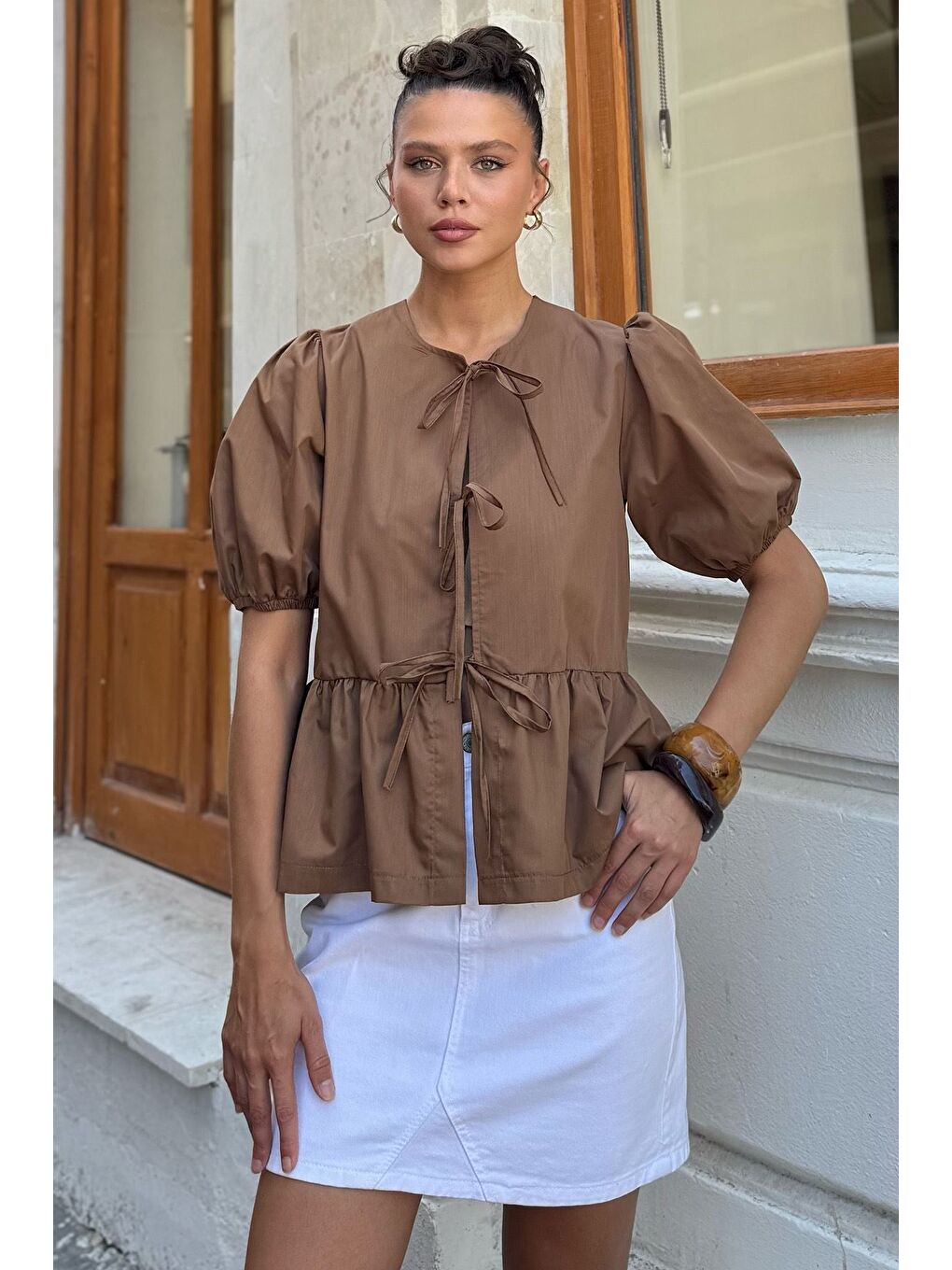 Kahverengi Kadın Ön Bağlama Detaylı Fırfırlı Kol Lastikli Bluz-1