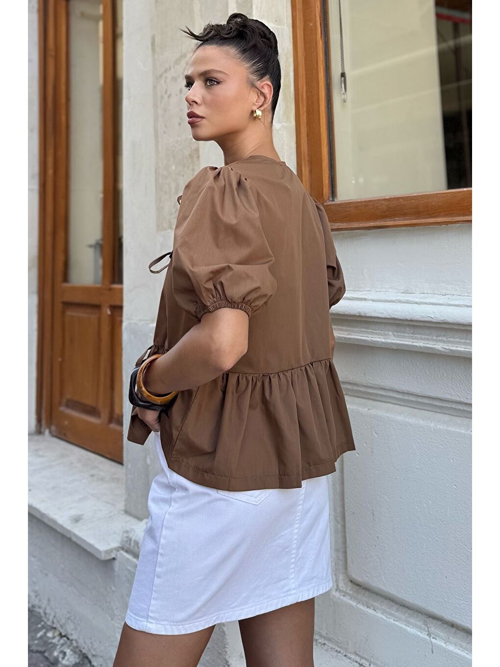Kahverengi Kadın Ön Bağlama Detaylı Fırfırlı Kol Lastikli Bluz-2