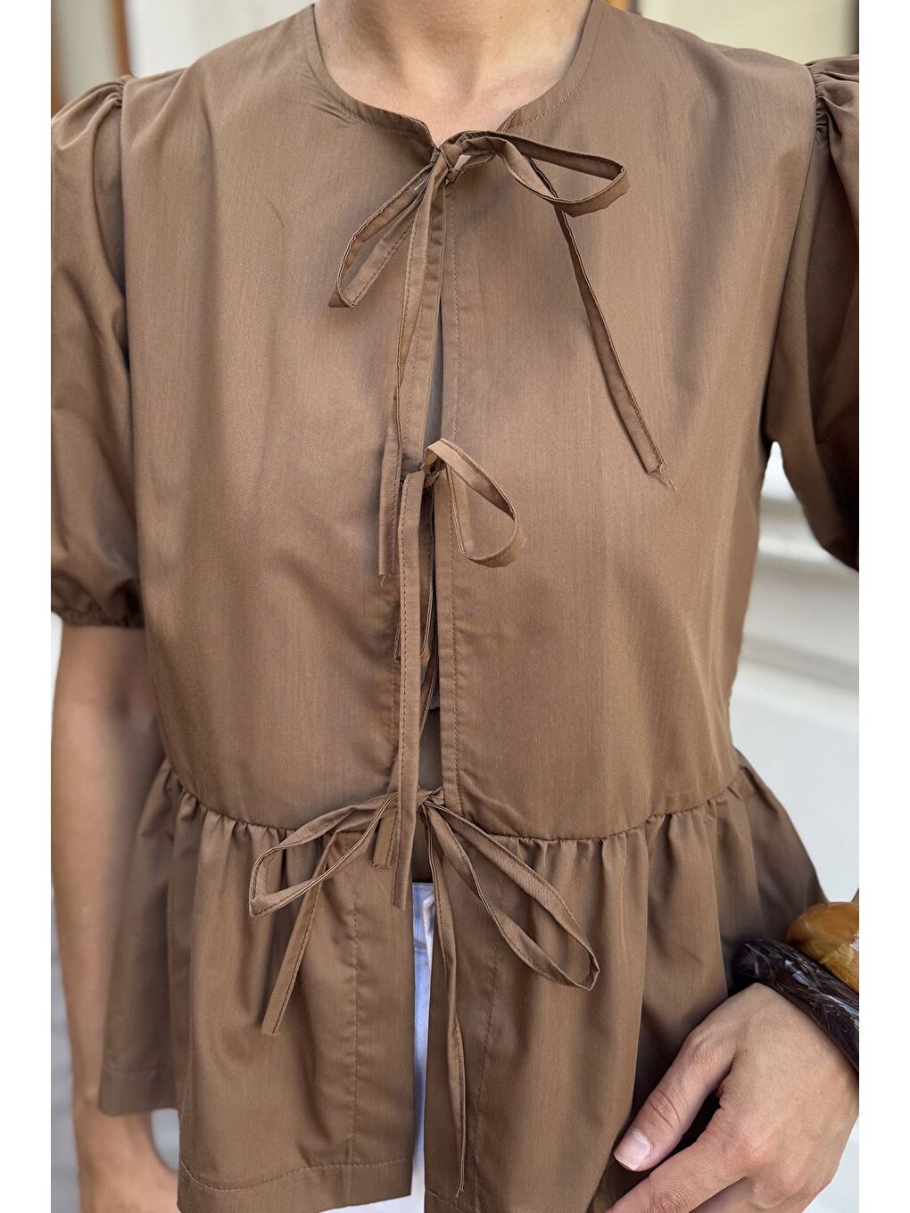 Kahverengi Kadın Ön Bağlama Detaylı Fırfırlı Kol Lastikli Bluz-3