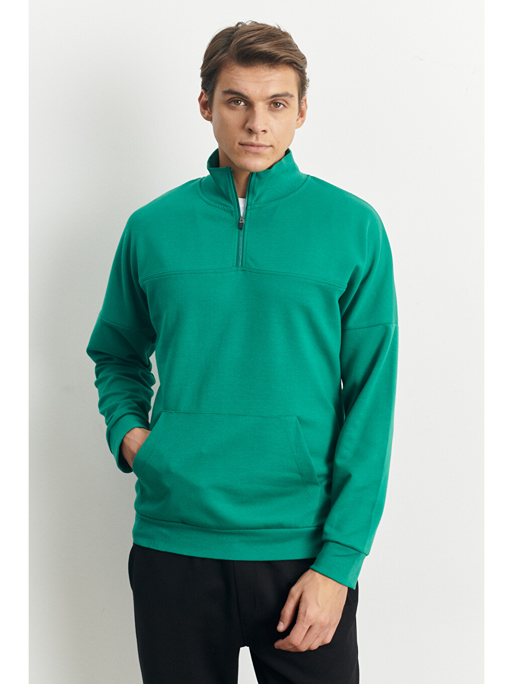 Erkek Koyu Yeşil Standart Fit Normal Kesim Bato Yaka Fermuarlı Kanguru Cepli Sweatshirt