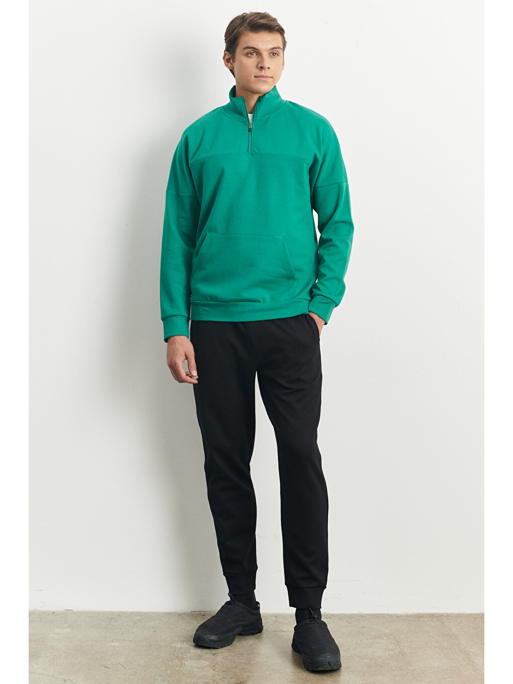 Erkek Koyu Yeşil Standart Fit Normal Kesim Bato Yaka Fermuarlı Kanguru Cepli Sweatshirt-1