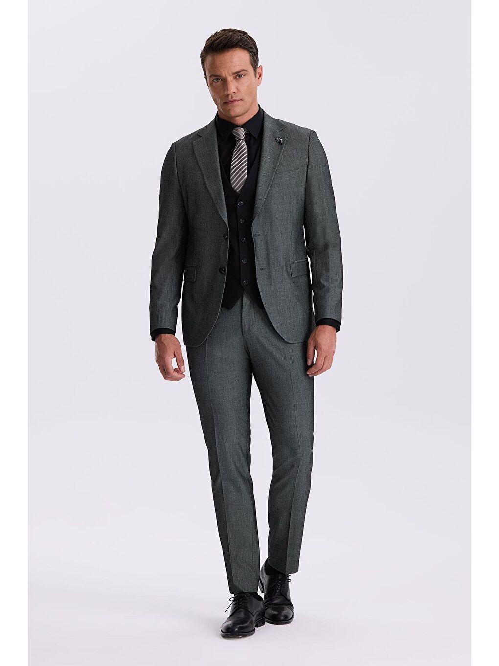 Siyah Slim Fit Mono Yaka Yelekli Çift Yırtmaçlı Takım Elbise-1