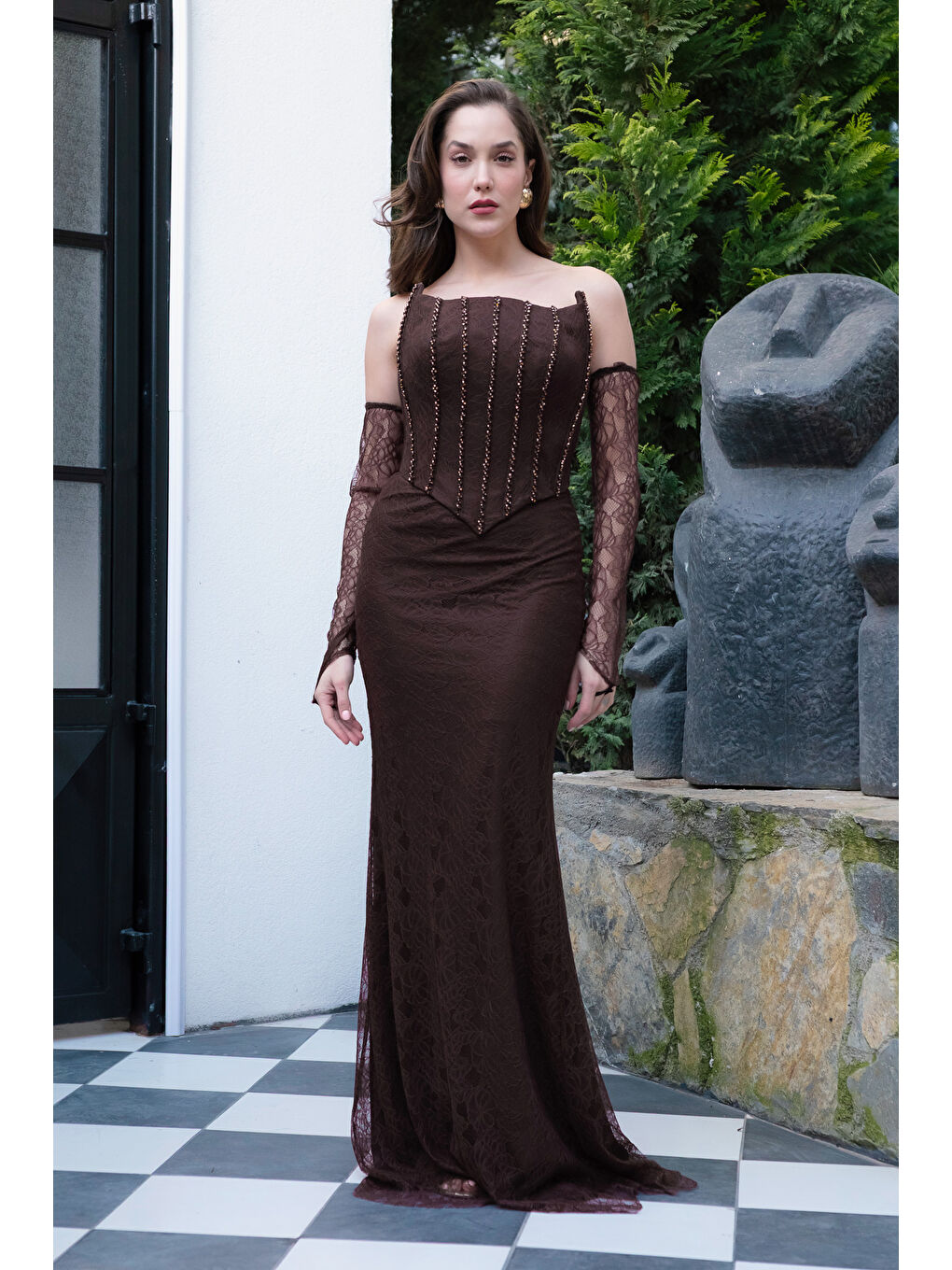 Kadın Kahverengi Straplez Yaka Taşlı Dantel Detay Uzun Abiye Elbise-3