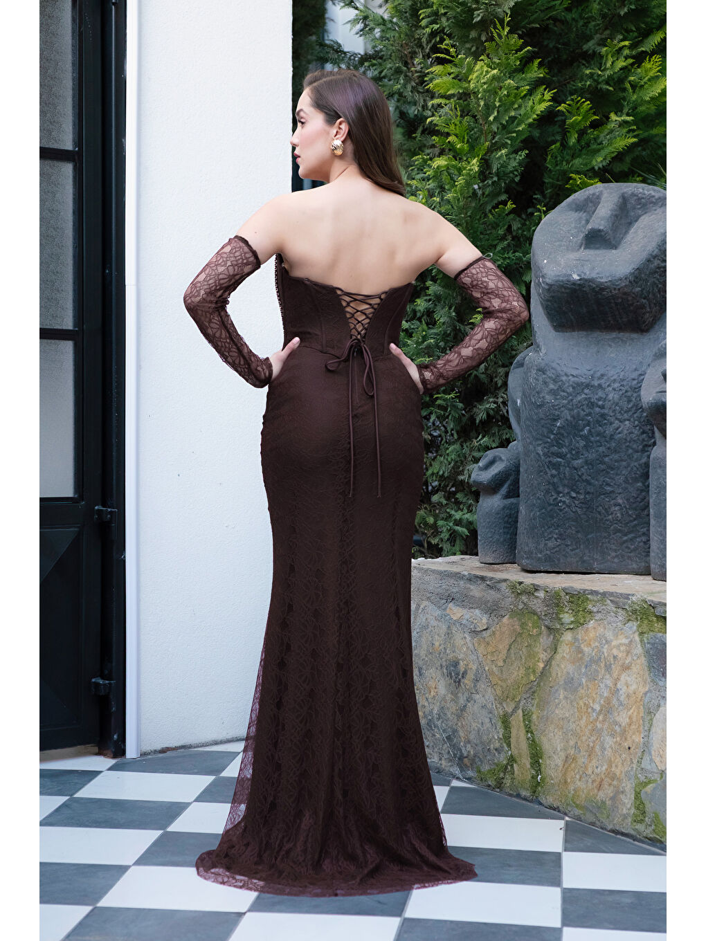 Kadın Kahverengi Straplez Yaka Taşlı Dantel Detay Uzun Abiye Elbise-5