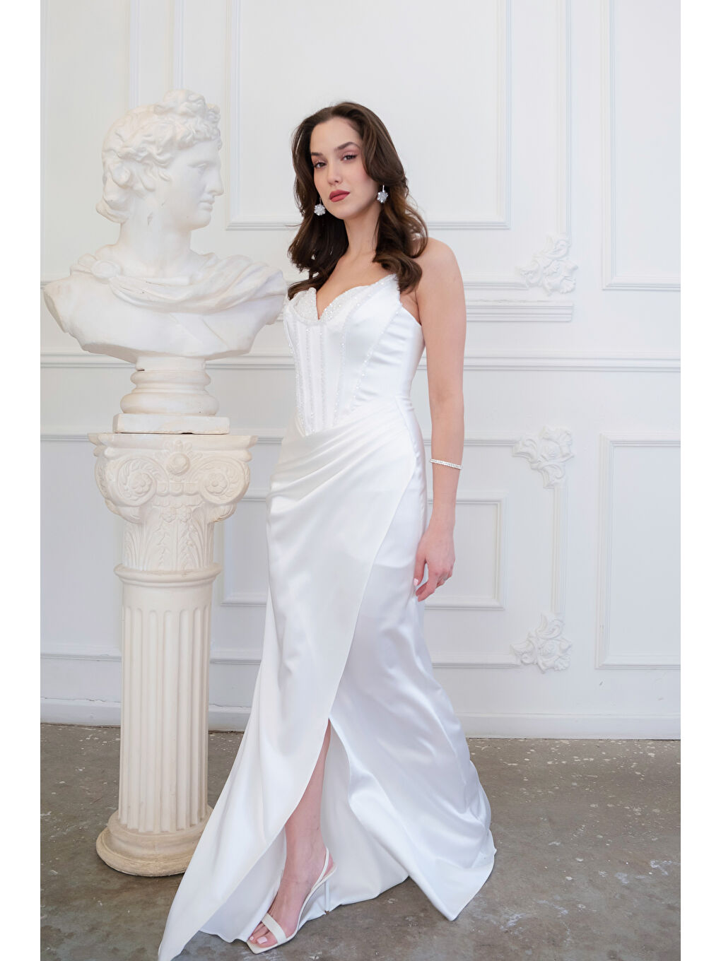 Kadın Beyaz Dar Kalıp Straplez Yaka Taşlı Uzun Saten Abiye Elbise