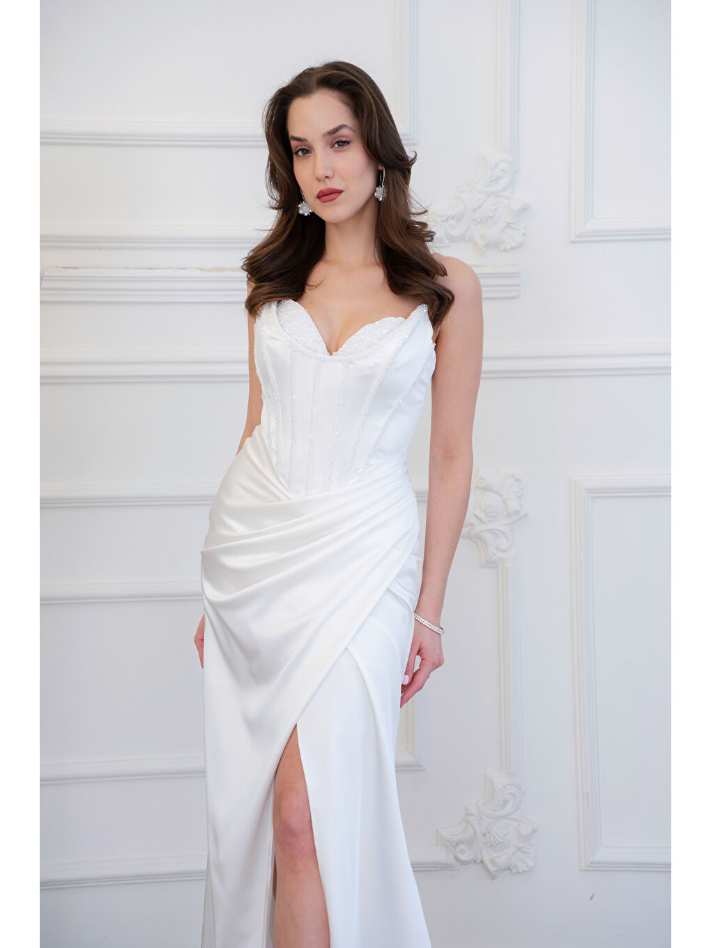 Kadın Beyaz Dar Kalıp Straplez Yaka Taşlı Uzun Saten Abiye Elbise-1