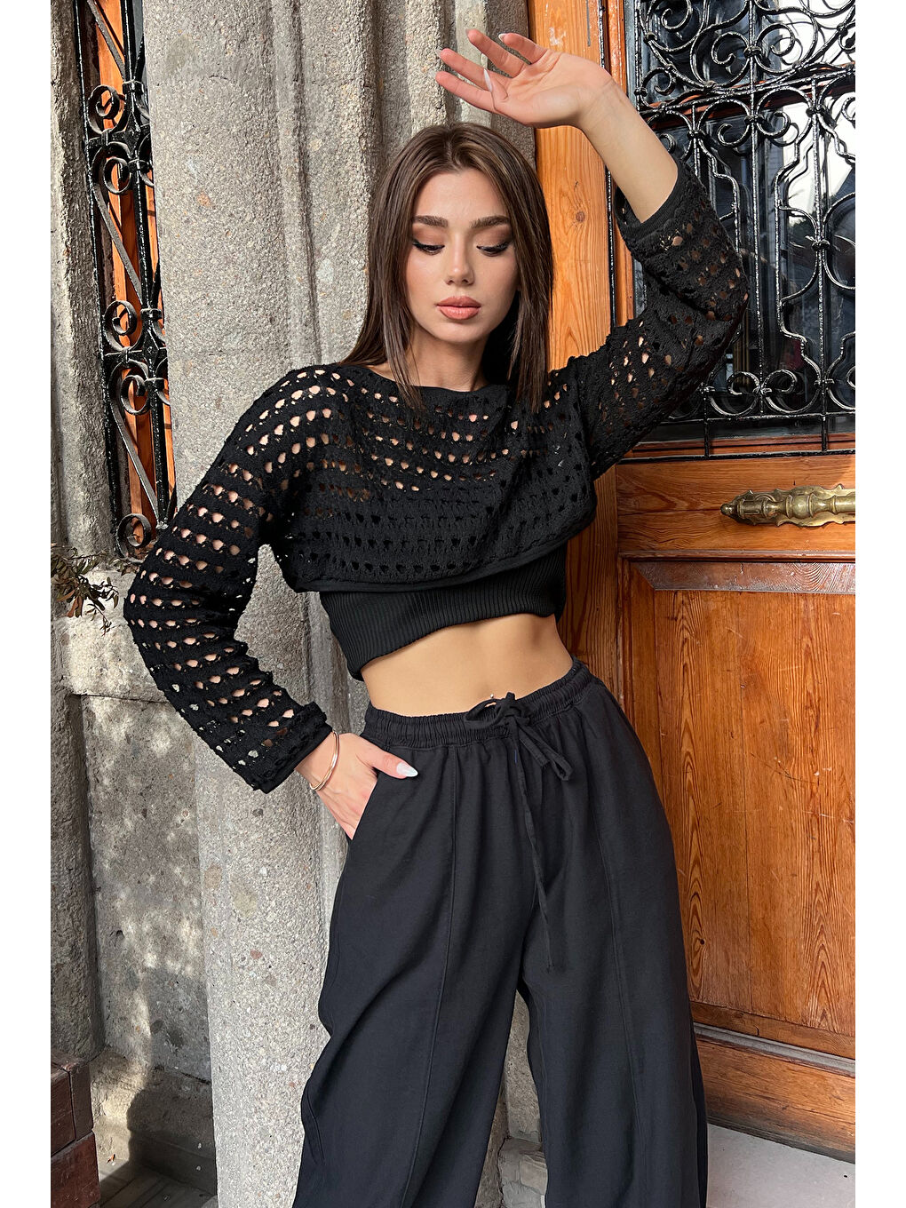 GÜLSELİ Siyah Bisiklet Yaka Ajurlu Uzun Kol Crop Top Triko Bluz