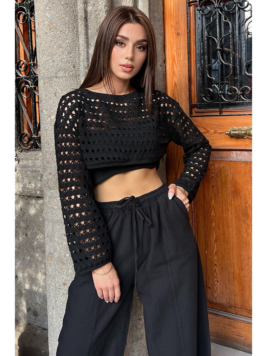 GÜLSELİ Siyah Bisiklet Yaka Ajurlu Uzun Kol Crop Top Triko Bluz - 1