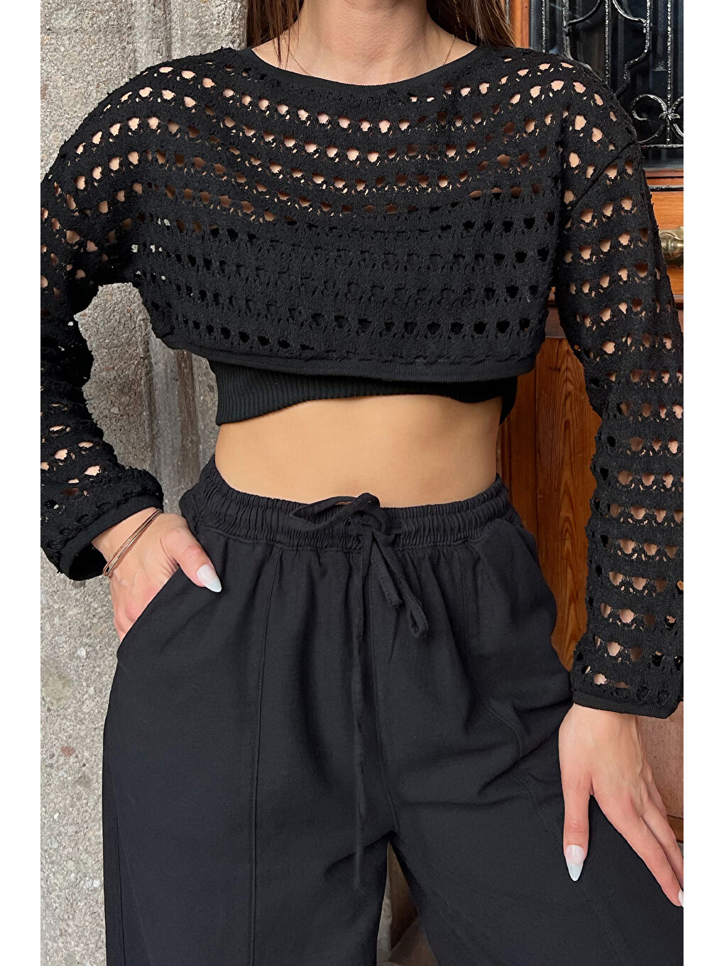 GÜLSELİ Siyah Bisiklet Yaka Ajurlu Uzun Kol Crop Top Triko Bluz - 2