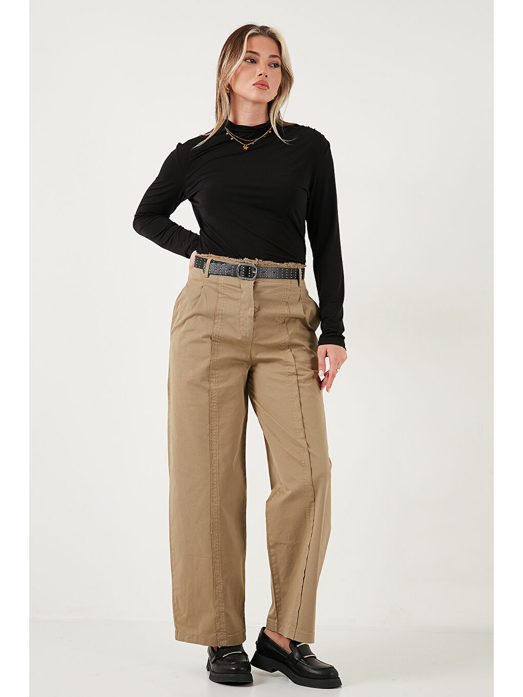 Haki Pamuklu Relaxed Fit Geniş Paça Dikiş Detaylı Kemerli Pantolon 68351208-1