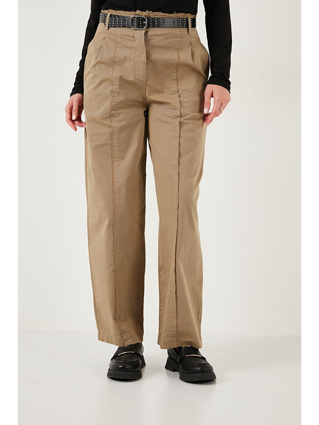 Haki Pamuklu Relaxed Fit Geniş Paça Dikiş Detaylı Kemerli Pantolon 68351208-2