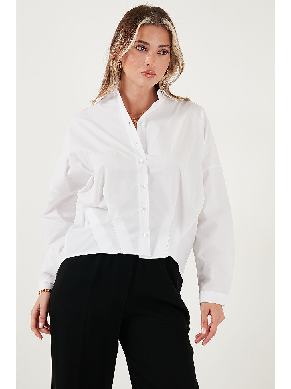 Beyaz Pamuklu Oversize Önü Kısa Arkası Uzun Klasik Yaka Gömlek 6834985-2