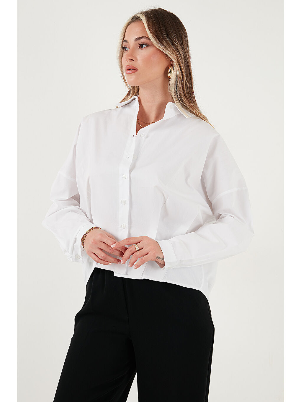 Beyaz Pamuklu Oversize Önü Kısa Arkası Uzun Klasik Yaka Gömlek 6834985-3