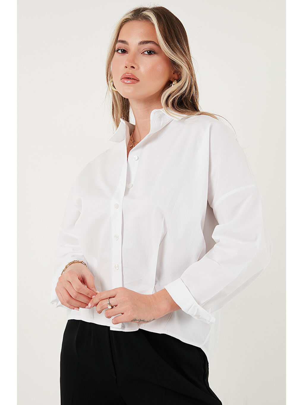 Beyaz Pamuklu Oversize Önü Kısa Arkası Uzun Klasik Yaka Gömlek 6834985-4