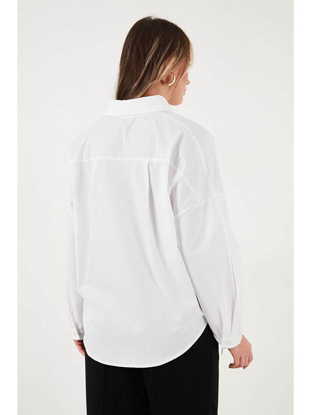 Beyaz Pamuklu Oversize Önü Kısa Arkası Uzun Klasik Yaka Gömlek 6834985-5