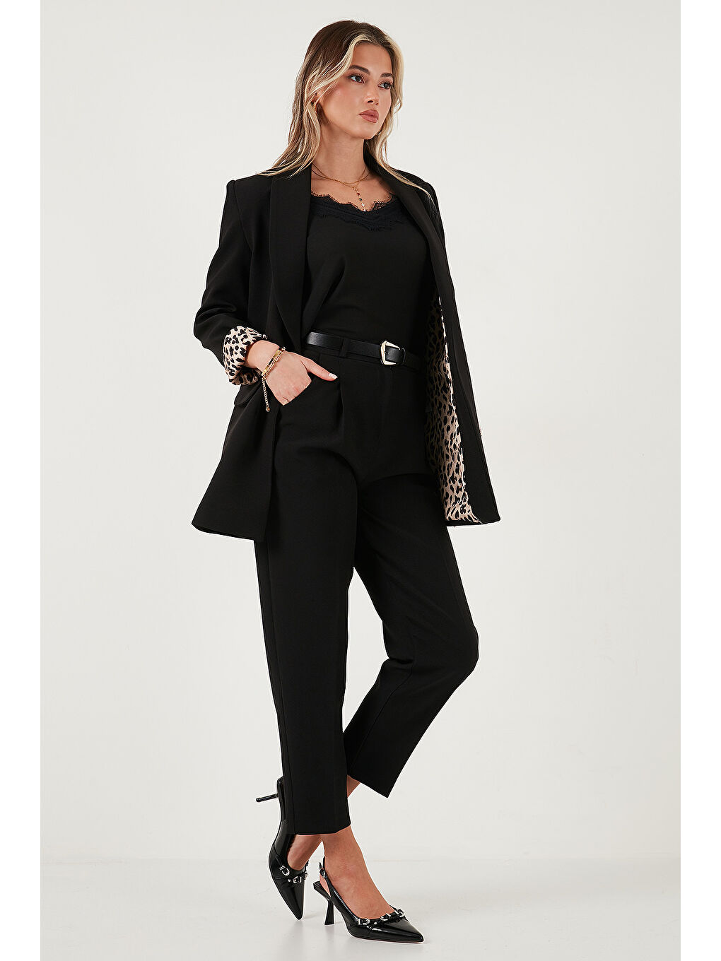 Siyah Regular Fit Yüksek Bel Düz Paça Kemerli Pantolon 68350938-1