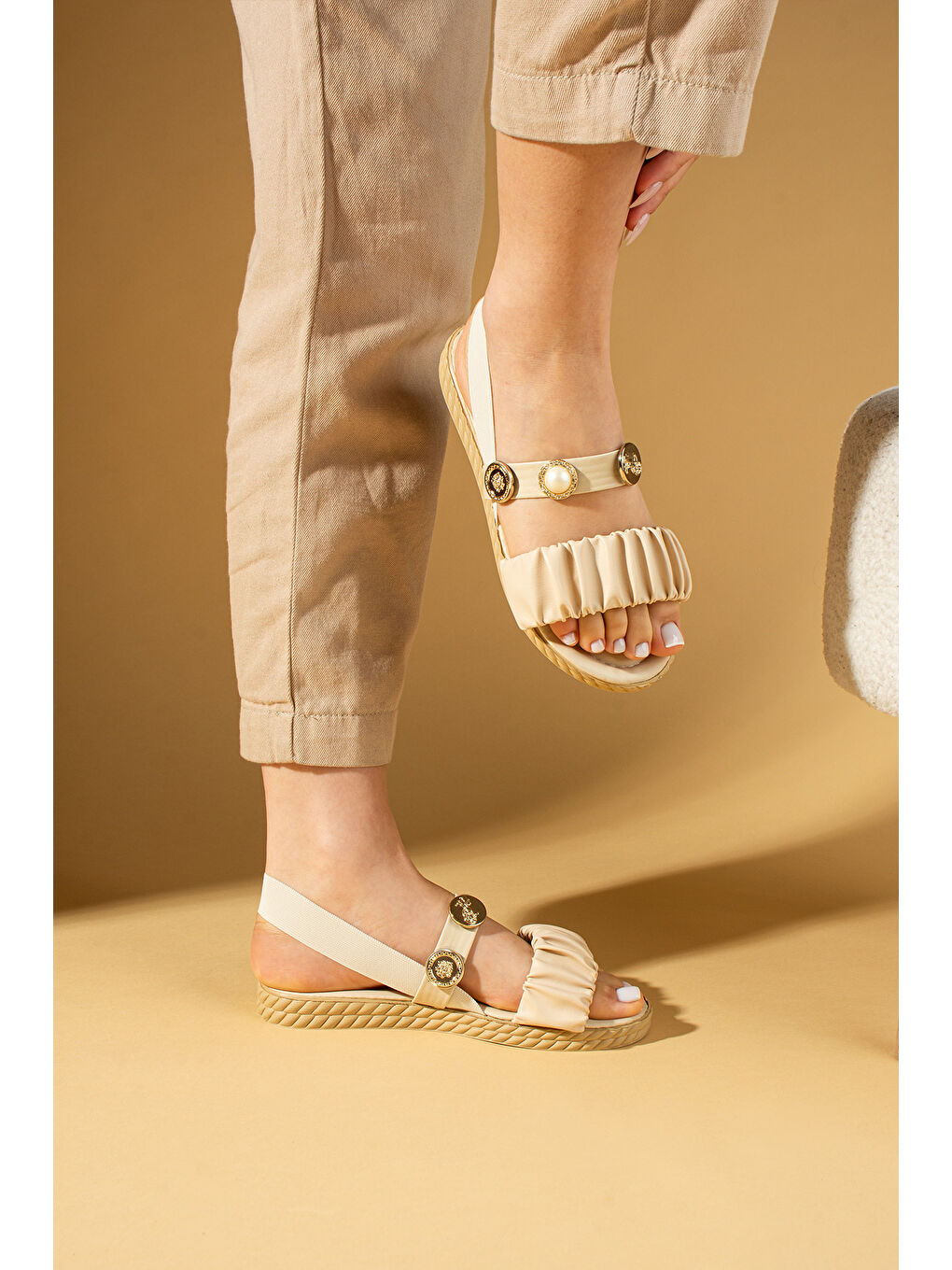 Bej Esnek Bantlı İnci Detaylı Kadın Sandalet 81-404-25-1