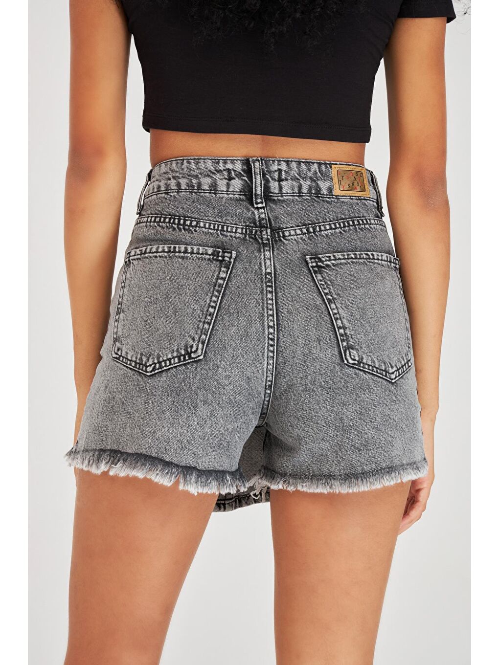Gri Kadın Füme Renk Önden Düğmeli Jean Şort Etek-3