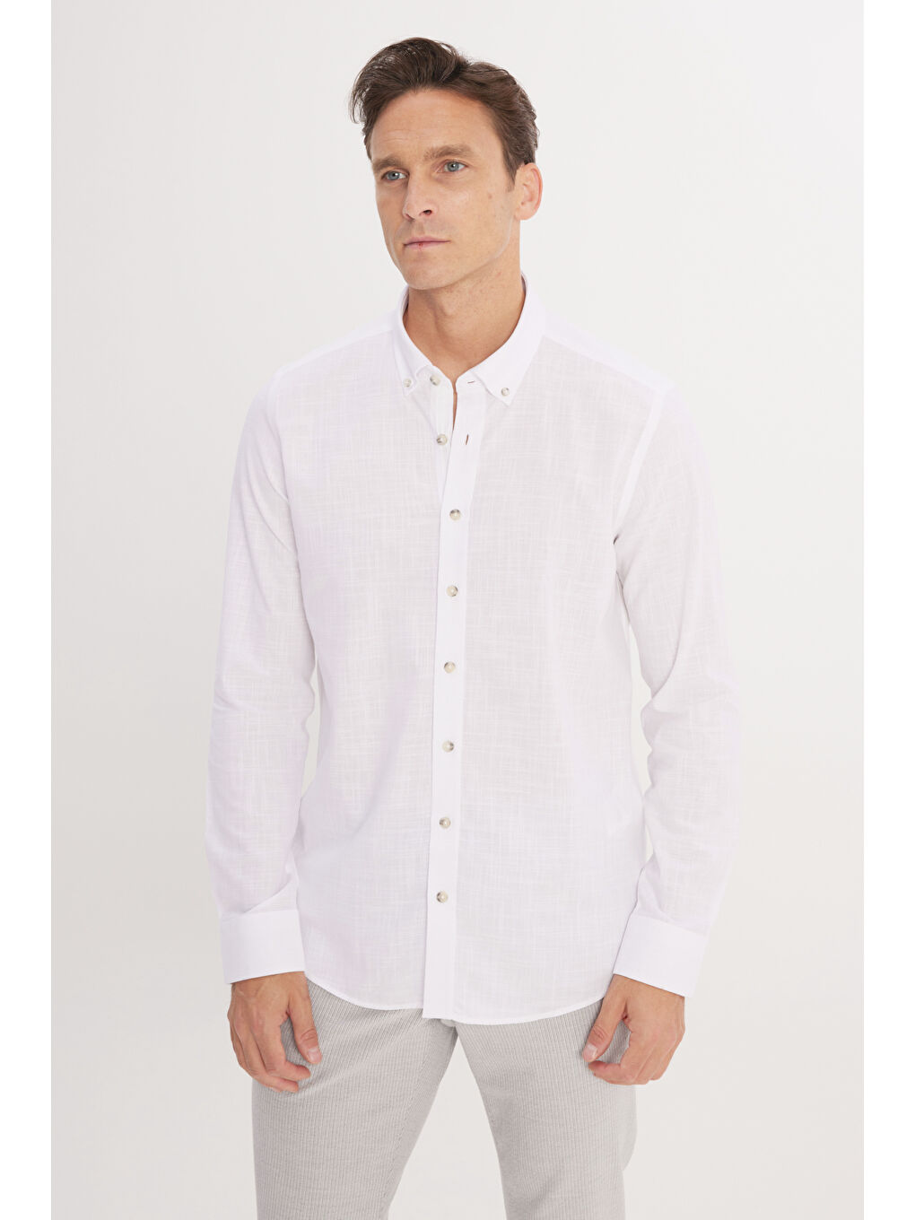 Erkek Beyaz Slim Fit Dar Kesim Düğmeli Yaka Keten Görünümlü %100 Pamuk Flamlı Gömlek