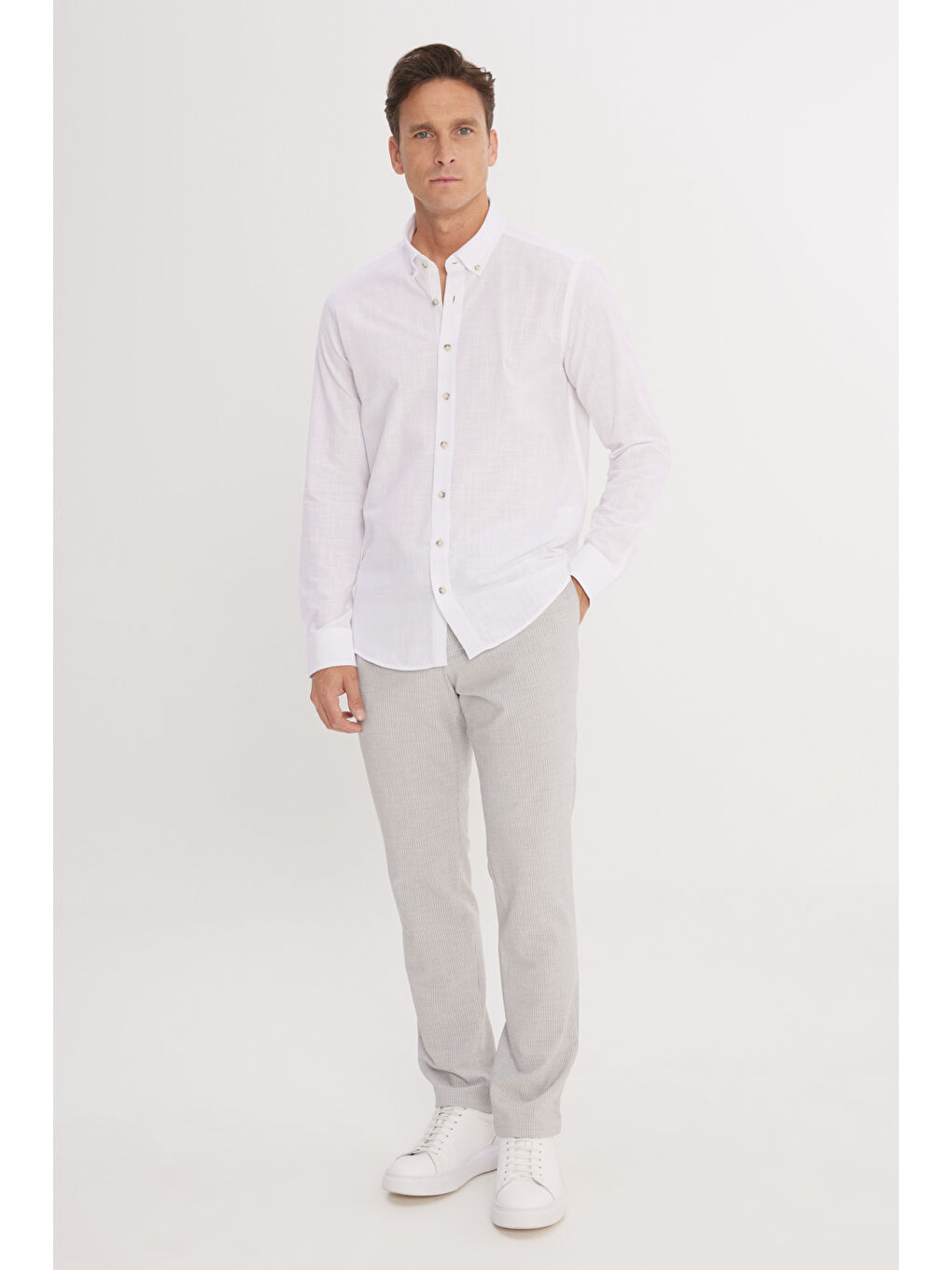 Erkek Beyaz Slim Fit Dar Kesim Düğmeli Yaka Keten Görünümlü %100 Pamuk Flamlı Gömlek-1