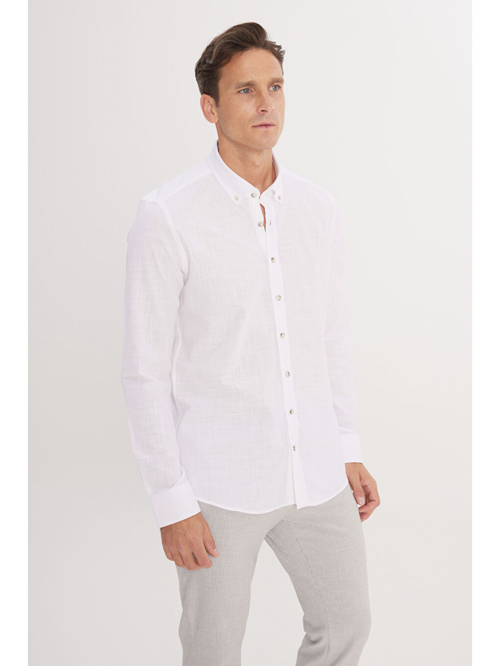 Erkek Beyaz Slim Fit Dar Kesim Düğmeli Yaka Keten Görünümlü %100 Pamuk Flamlı Gömlek-2