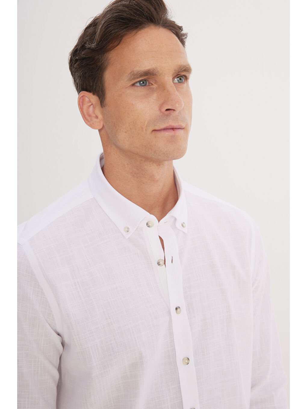 Erkek Beyaz Slim Fit Dar Kesim Düğmeli Yaka Keten Görünümlü %100 Pamuk Flamlı Gömlek-3