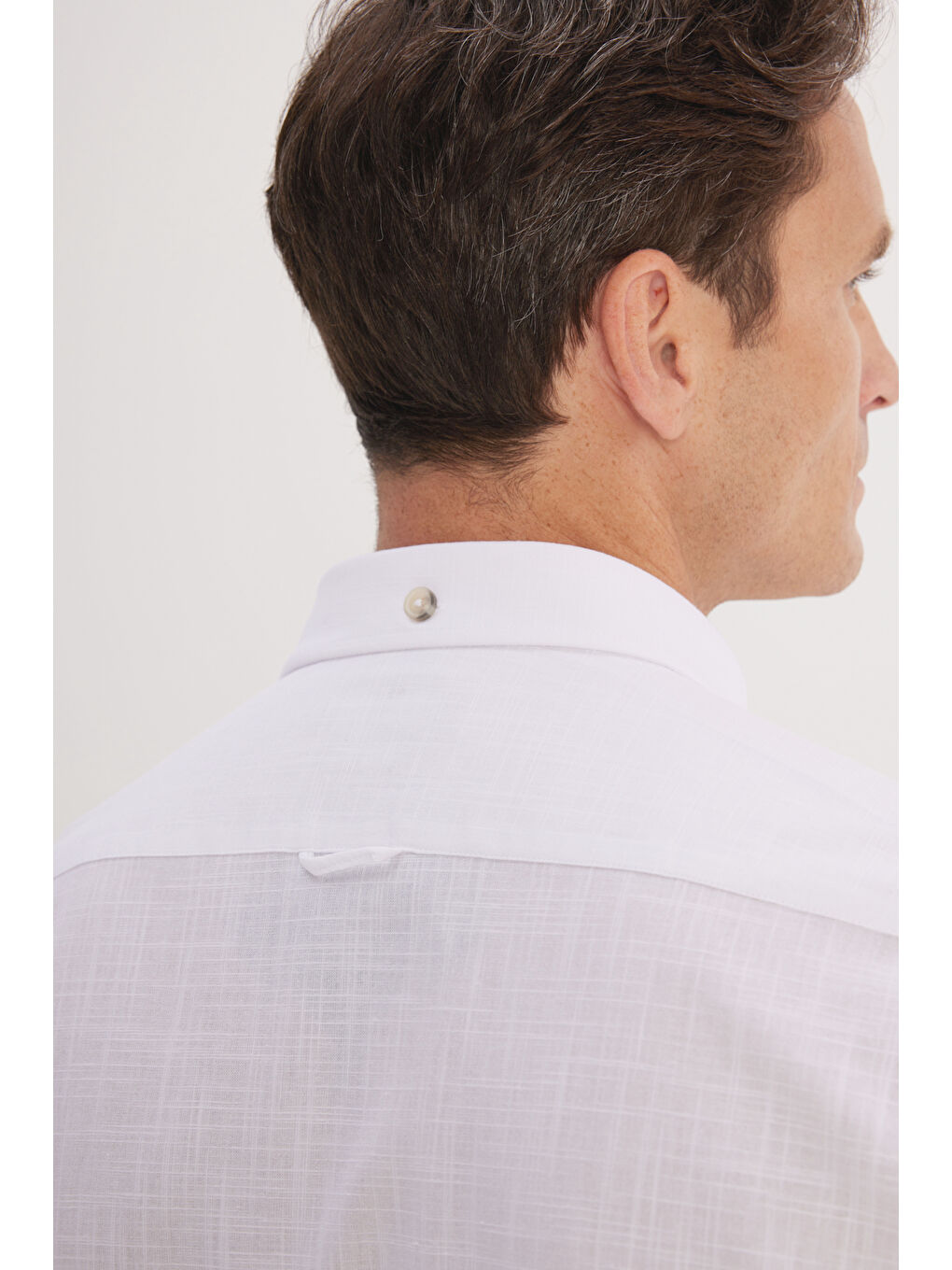 Erkek Beyaz Slim Fit Dar Kesim Düğmeli Yaka Keten Görünümlü %100 Pamuk Flamlı Gömlek-4