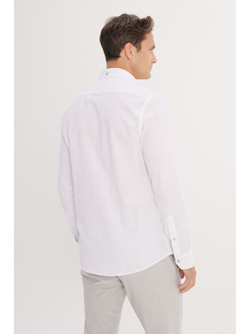 Erkek Beyaz Slim Fit Dar Kesim Düğmeli Yaka Keten Görünümlü %100 Pamuk Flamlı Gömlek-5