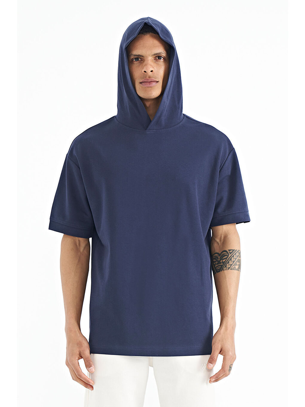 İndigo Kapüşonlu Kol Etiket Detaylı Oversize Erkek Tişört - 88179-2