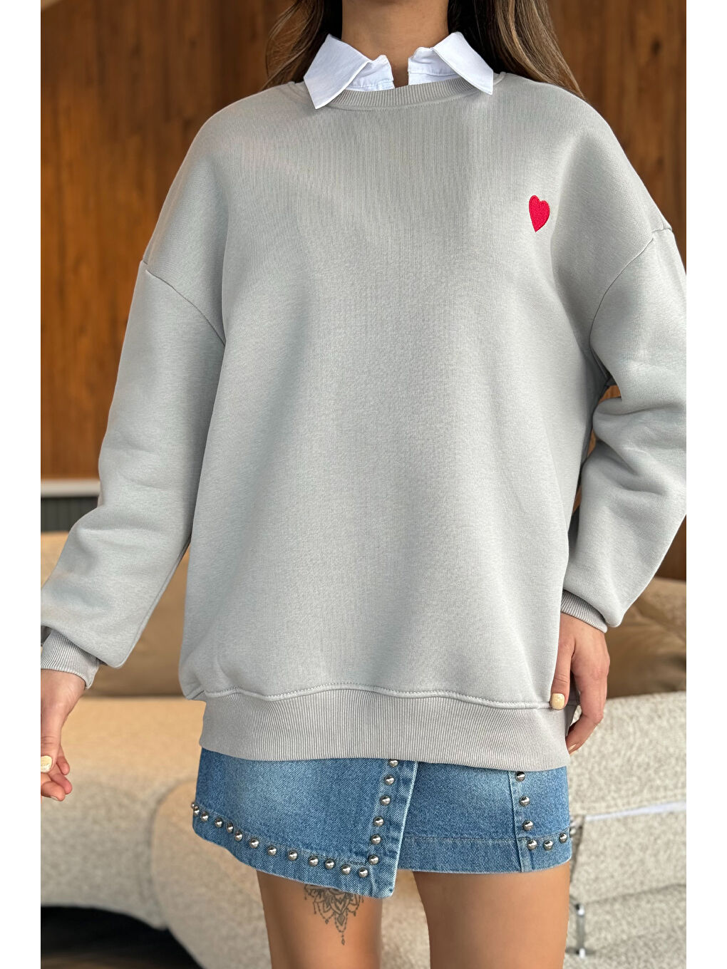 GÜLSELİ Gri Kadın Bisiklet Yaka Kalp Nakışlı Şardonlu Üç İplik Sweatshirt - 2