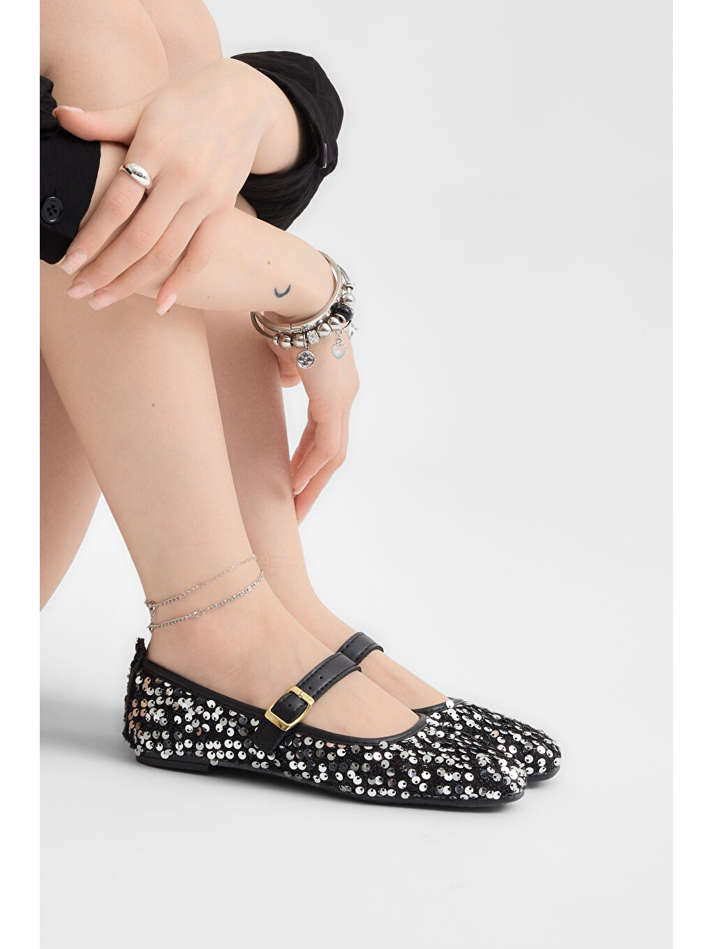 Kadın Siyah Gümüş Rahat Kalıp Pullu Tokalı Günlük Babet-3