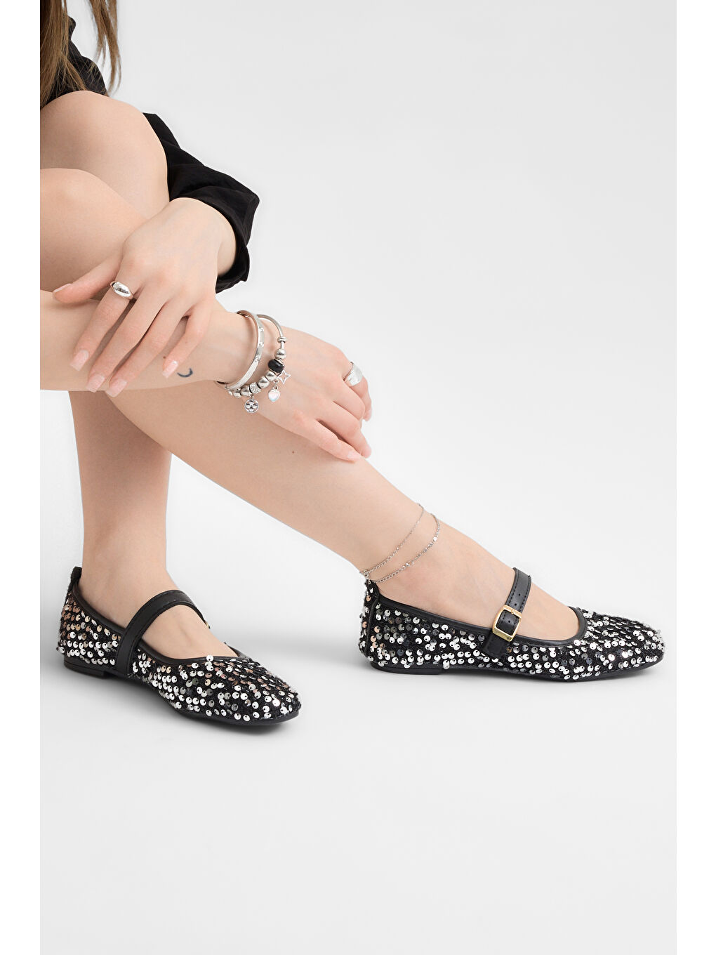 Kadın Siyah Gümüş Rahat Kalıp Pullu Tokalı Günlük Babet-4