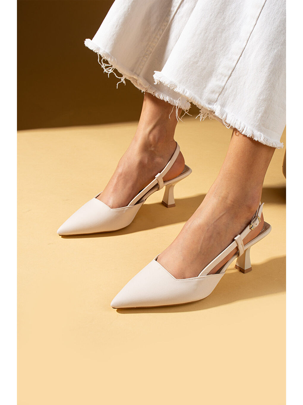 Bej Sivri Burunlu Bilekten Bantlı Arkası Açık Topuklu Kadın Ayakkabı 71-278-25Saten