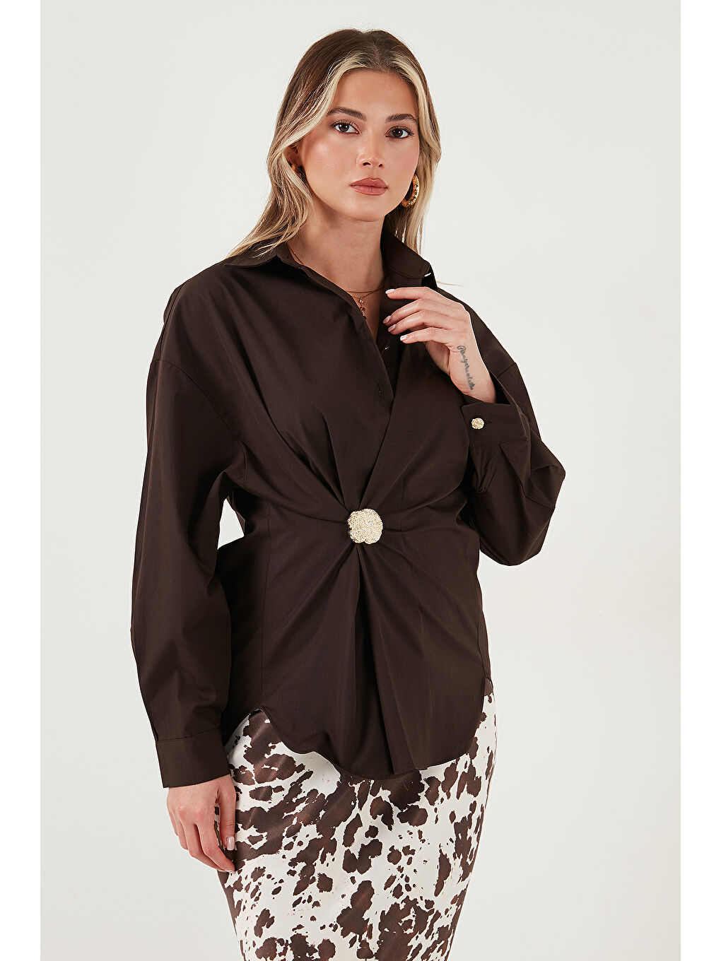Kahverengi Pamuklu Regular Fit Broş Detaylı Uzun Kollu Gömlek 6834990